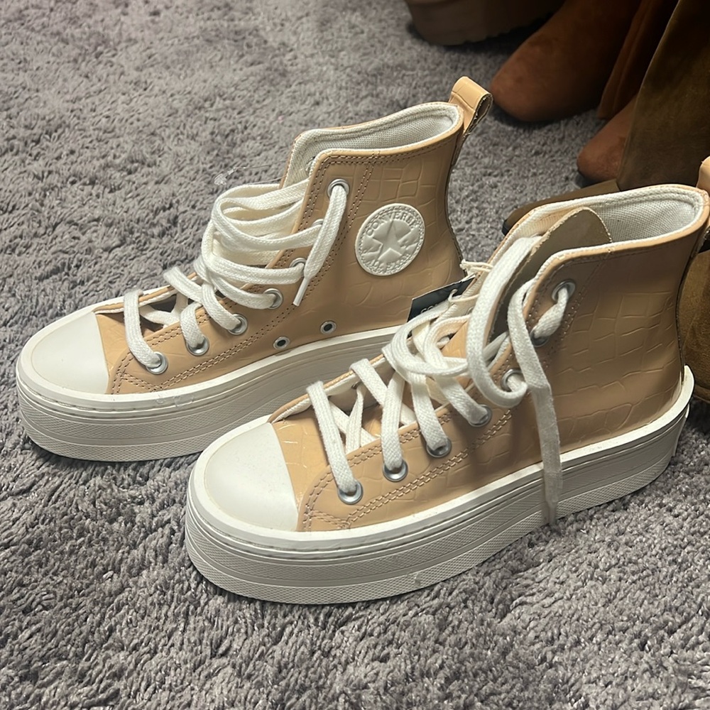 Converse all star leather beige 
Size 6 
Brand New (never used)